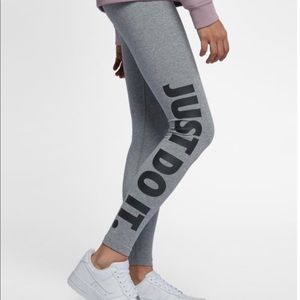 Nike Sportswear Leg-A-See